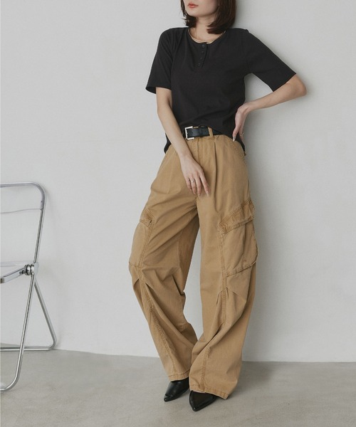ad thie(アドティエ)の「CICA配合 ヘンリーネック リブトップス(Tシャツ/カットソー・レディース・オフホワイト/ブラック・FREE)」の5枚目の写真