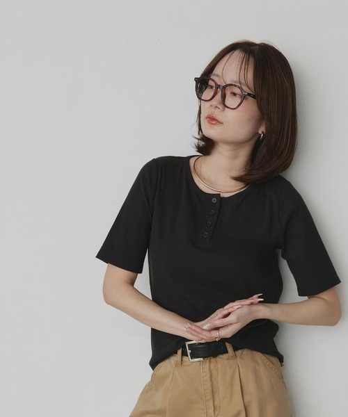 ad thie(アドティエ)の「CICA配合 ヘンリーネック リブトップス(Tシャツ/カットソー・レディース・オフホワイト/ブラック・FREE)」の6枚目の写真