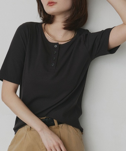 ad thie(アドティエ)の「CICA配合 ヘンリーネック リブトップス(Tシャツ/カットソー・レディース・オフホワイト/ブラック・FREE)」の7枚目の写真