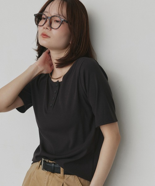 ad thie(アドティエ)の「CICA配合 ヘンリーネック リブトップス(Tシャツ/カットソー・レディース・オフホワイト/ブラック・FREE)」の8枚目の写真