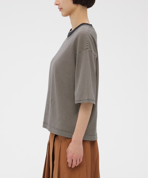 MARGARET HOWELL（マーガレットハウエル）の「COTTON MINI STRIPE JERSEY（Tシャツ/カットソー・レディース・ブラック/ネイビー・2）」の4枚目の写真