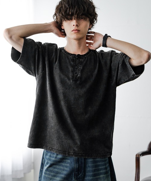 Rocky Monroe（ロッキーモンロー）の「ケミカル加工 短丈 クロップド ショート丈半袖コットンヘンリーネックTシャツ（Tシャツ/カットソー・メンズ・ホワイト/ブラック/ブラック系・XL/M/L）」の3枚目の写真