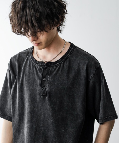Rocky Monroe（ロッキーモンロー）の「ケミカル加工 短丈 クロップド ショート丈半袖コットンヘンリーネックTシャツ（Tシャツ/カットソー・メンズ・ホワイト/ブラック/ブラック系・XL/M/L）」の4枚目の写真