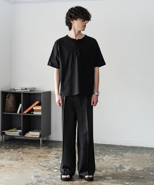 Rocky Monroe（ロッキーモンロー）の「ケミカル加工 短丈 クロップド ショート丈半袖コットンヘンリーネックTシャツ（Tシャツ/カットソー・メンズ・ホワイト/ブラック/ブラック系・XL/M/L）」の14枚目の写真