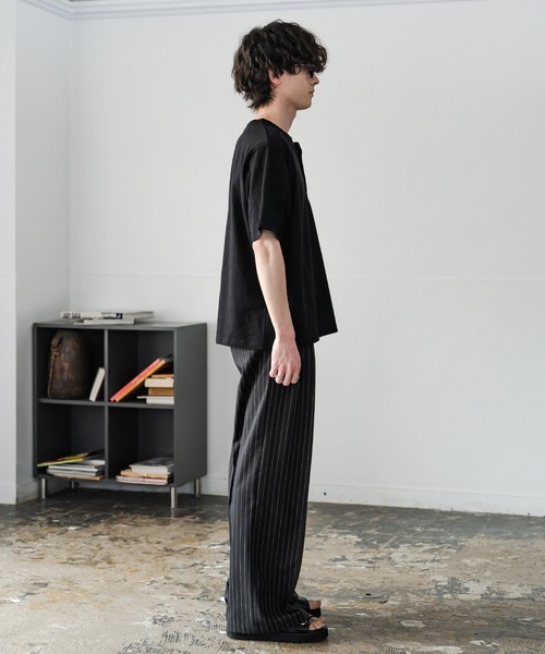 Rocky Monroe（ロッキーモンロー）の「ケミカル加工 短丈 クロップド ショート丈半袖コットンヘンリーネックTシャツ（Tシャツ/カットソー・メンズ・ホワイト/ブラック/ブラック系・XL/M/L）」の15枚目の写真