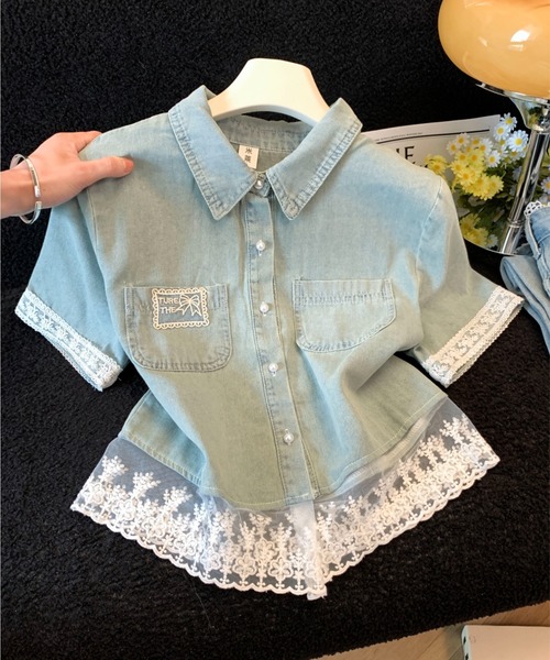 LUCPY(ラクピー)の「レース切替デニムライク半袖シャツ(シャツ/ブラウス・レディース・グリーン・LARGE/MEDIUM/SMALL)」の2枚目の写真