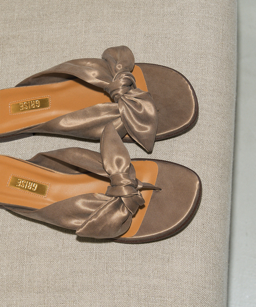GRISE(グリーズ)の「《/WEB+一部店舗限定》GRISE BOW THONG サンダル(サンダル・レディース・ブラック/グリーン/キャメル・MEDIUM/SMALL/X-LARGE/LARGE)」の3枚目の写真
