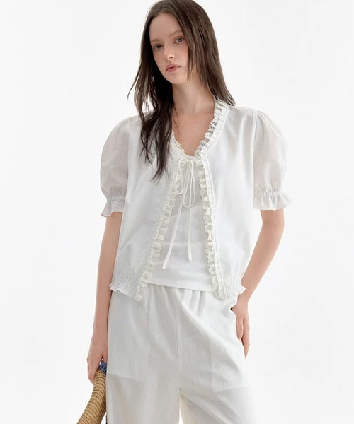 Fano Studios(ファノ ストゥディオズ)の「フリル シャーリングギャザー リボンカーデトップス FX26S272【Fano Studios】【2026SS】(シャツ/ブラウス・レディース・ホワイト・S/M/L)」の4枚目の写真