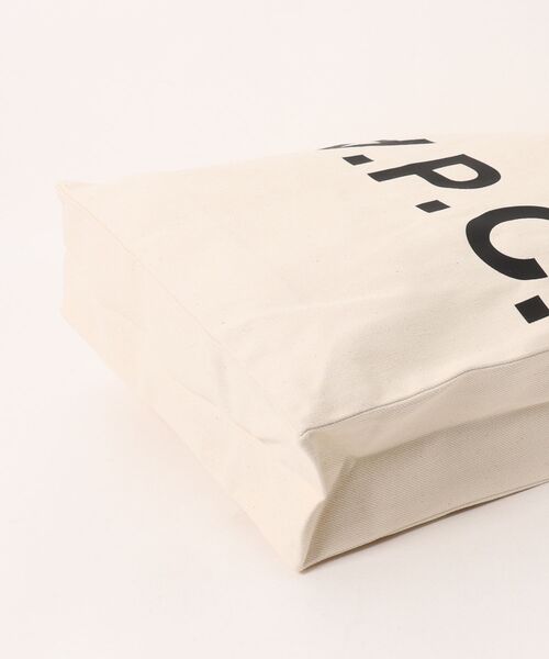 A.P.C.（アーペーセー）の「TOTE LAURE BLACK LOGO（トートバッグ・メンズ・オフホワイト・ONESIZE）」の3枚目の写真