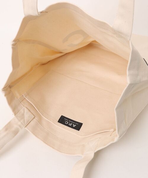 A.P.C.（アーペーセー）の「TOTE LAURE BLACK LOGO（トートバッグ・メンズ・オフホワイト・ONESIZE）」の4枚目の写真
