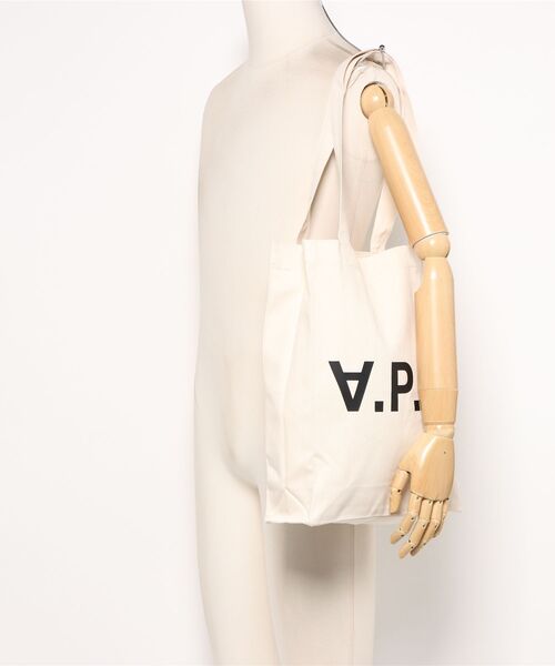 A.P.C.（アーペーセー）の「TOTE LAURE BLACK LOGO（トートバッグ・メンズ・オフホワイト・ONESIZE）」の5枚目の写真