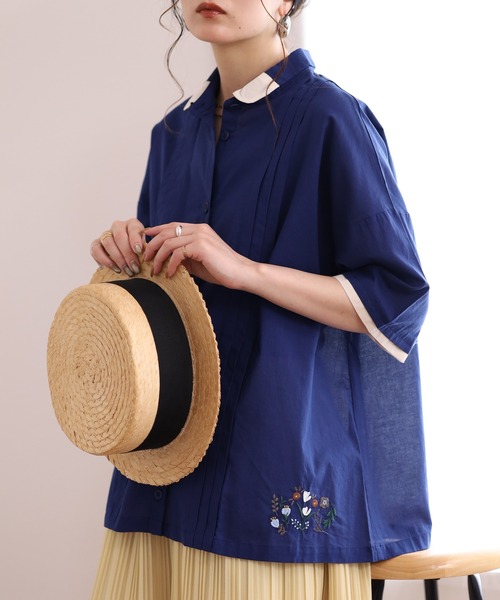 Emago（イマゴ）の「EMAGO ﾋﾟﾝﾀｯｸ花刺繍ｼｬﾂ 5分袖（シャツ/ブラウス・レディース・ネイビー/ホワイト/ベージュ・FREE）」の3枚目の写真