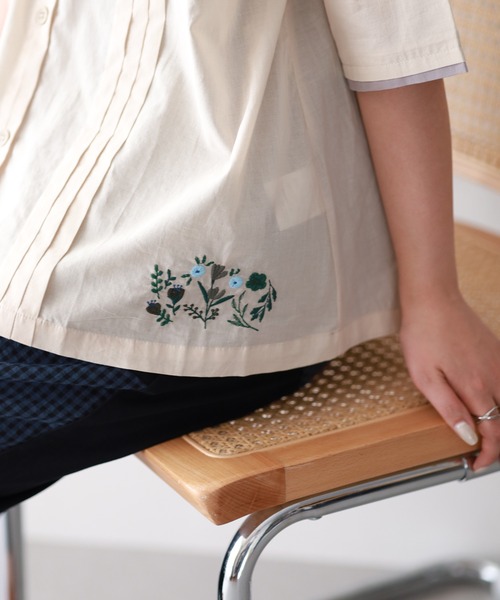 Emago（イマゴ）の「EMAGO ﾋﾟﾝﾀｯｸ花刺繍ｼｬﾂ 5分袖（シャツ/ブラウス・レディース・ネイビー/ホワイト/ベージュ・FREE）」の21枚目の写真