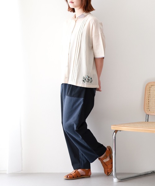 Emago（イマゴ）の「EMAGO ﾋﾟﾝﾀｯｸ花刺繍ｼｬﾂ 5分袖（シャツ/ブラウス・レディース・ネイビー/ホワイト/ベージュ・FREE）」の22枚目の写真