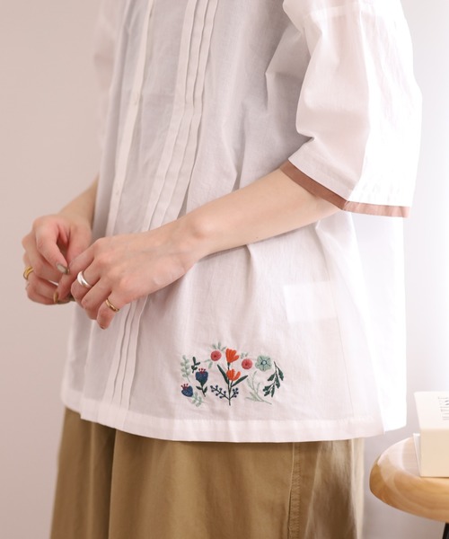 Emago（イマゴ）の「EMAGO ﾋﾟﾝﾀｯｸ花刺繍ｼｬﾂ 5分袖（シャツ/ブラウス・レディース・ネイビー/ホワイト/ベージュ・FREE）」の4枚目の写真