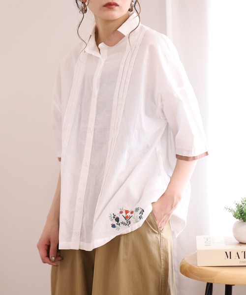 Emago（イマゴ）の「EMAGO ﾋﾟﾝﾀｯｸ花刺繍ｼｬﾂ 5分袖（シャツ/ブラウス・レディース・ネイビー/ホワイト/ベージュ・FREE）」の5枚目の写真