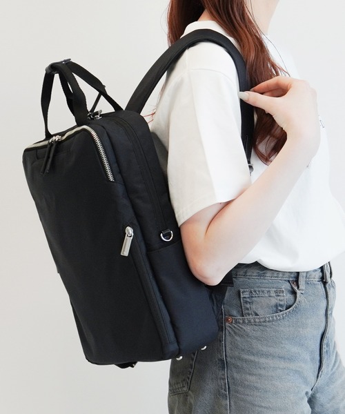 ace.（エース）の「フィッテムライト リュックサック  A4サイズ 13.3インチ収納 12L 20391（ビジネスバッグ・レディース・ブラック/ダークグレー・FREE）」の2枚目の写真