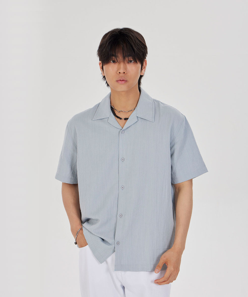 MAKEITTO(メイキット)の「ミニマルオープンカラー半袖シャツ_スカイブルー(シャツ/ブラウス・メンズ・スカイブルー・LARGE/X-LARGE/XX-LARGE/MEDIUM)」の1枚目の写真