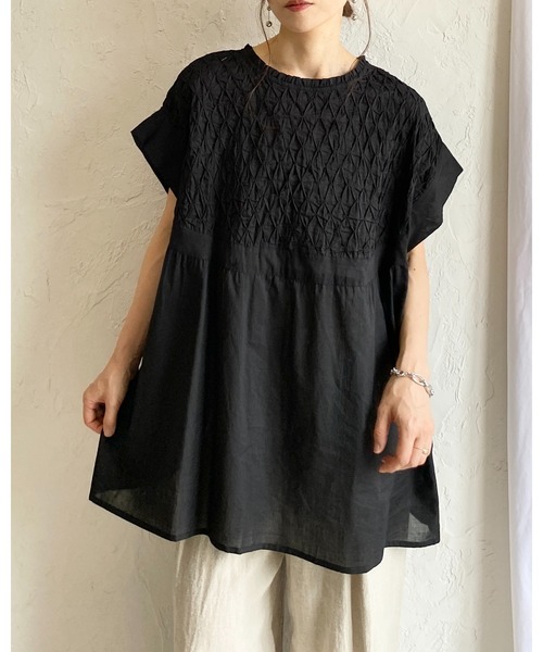 She's Closet（シーズクローゼット）の「フレンチスリーブインド綿100%スモッキング刺繍フレアブラウス（シャツ/ブラウス・レディース・ブラック/ホワイト・FREE）」の2枚目の写真