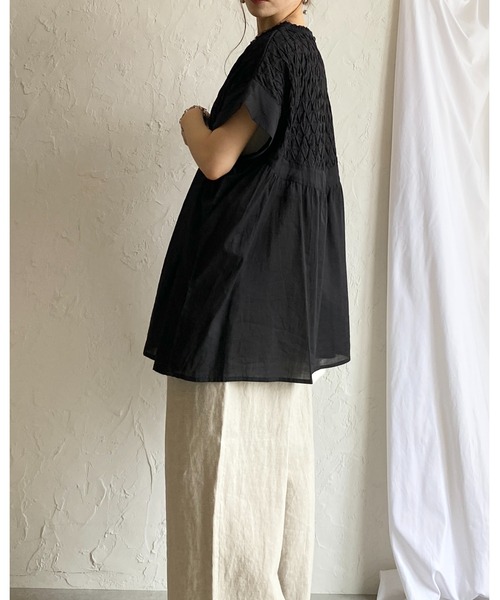 She's Closet（シーズクローゼット）の「フレンチスリーブインド綿100%スモッキング刺繍フレアブラウス（シャツ/ブラウス・レディース・ブラック/ホワイト・FREE）」の12枚目の写真