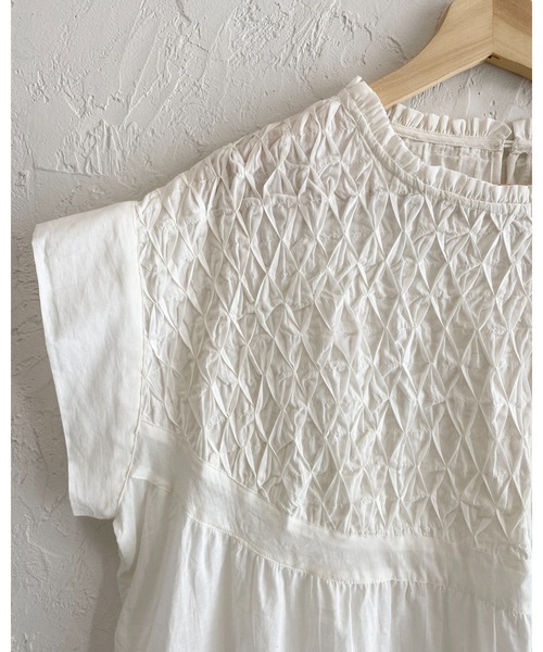 She's Closet（シーズクローゼット）の「フレンチスリーブインド綿100%スモッキング刺繍フレアブラウス（シャツ/ブラウス・レディース・ブラック/ホワイト・FREE）」の3枚目の写真