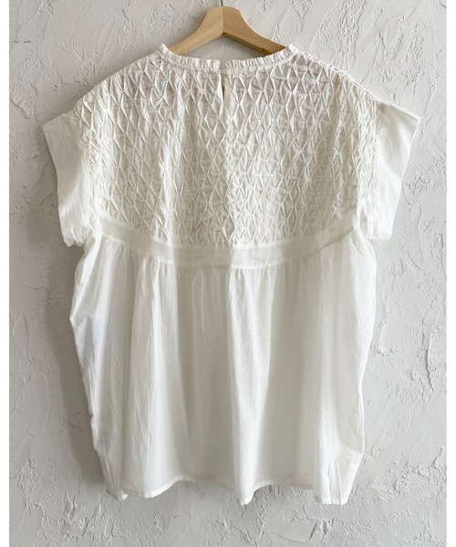 She's Closet（シーズクローゼット）の「フレンチスリーブインド綿100%スモッキング刺繍フレアブラウス（シャツ/ブラウス・レディース・ブラック/ホワイト・FREE）」の6枚目の写真