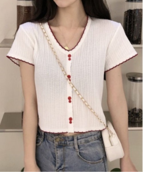 &soiree(アンドソワレ)の「縁配色ショート丈カーディガンライクトップス(Tシャツ/カットソー・レディース・レッド/ブラック/ホワイト・FREE)」の1枚目の写真