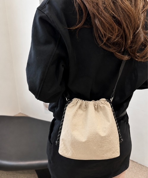 VIBGYOR（ヴィブジョー）の「Mignonjour/巾着ミニショルダーバッグ M2956（ショルダーバッグ・レディース・アイボリー/ブラック/カーキ・FREE）」の4枚目の写真