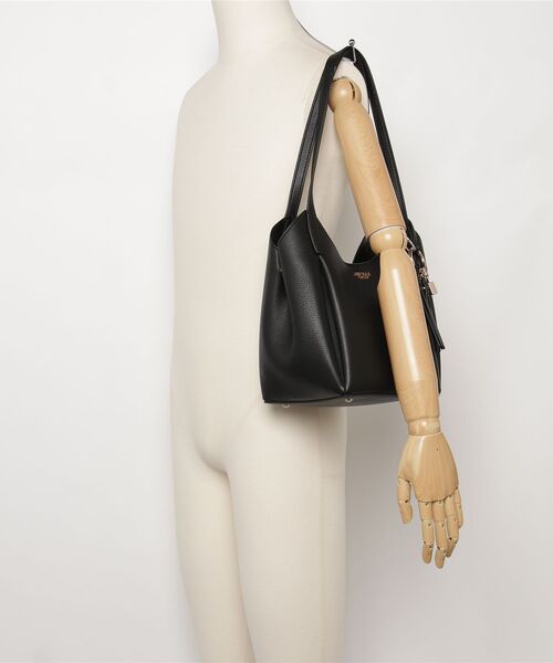 おしげ　レディース　BLK S MELODY Bucket Bag ショルダーバッグ バケットバッグ | GUESS(ゲス