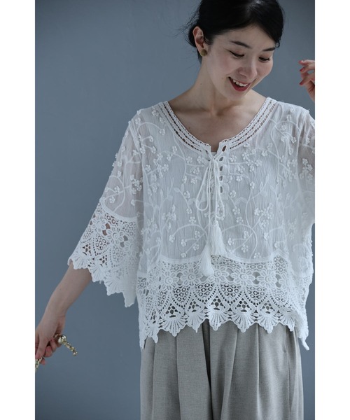 cawaii(カワイイ)の「小花浮き立つレースアップブラウストップス(Tシャツ/カットソー・レディース・ホワイト・FREE)」の2枚目の写真