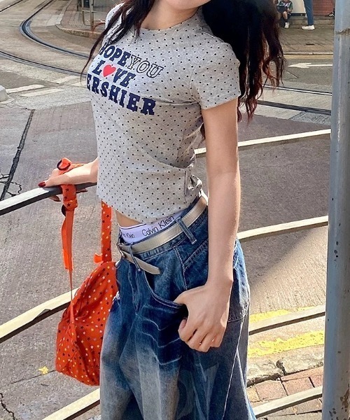 SHEENA(シーナ)の「ドット×ロゴプリント半袖フィットTシャツ(Tシャツ/カットソー・レディース・ネイビー/グレー・M)」の4枚目の写真