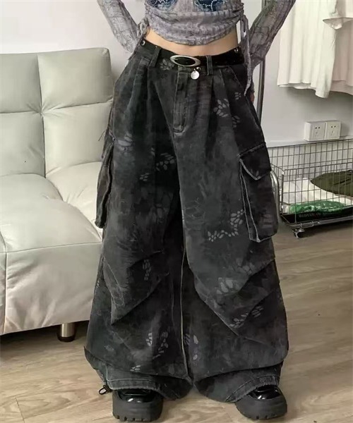 Dream garden(ドリームガーデン)の「蛇柄 デニム2wayカーゴパンツ(デニムパンツ・レディース・ダークグレー・S/M/L/XL)」の1枚目の写真