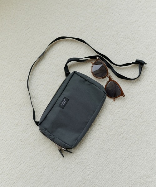 STANDARD SUPPLY（スタンダードサプライ）の「スタンダードサプライ / SIMPLICITY シンプリシティ / BODY PURSE ボディパース（UP DATE）（ショルダーバッグ・レディース・チャコールグレー/ブラック/グリーン/ブルー/ダークパープル/ダークネイビー/マスタード/レッド/グレー/モカ・FREE）」の2枚目の写真