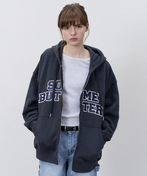SOMEWHEREBUTTER（サムウェアバター）の「Satin Heart Logo Hoodie Zip-Up - Charcoal（パーカー・レディース・その他・FREE）」の2枚目の写真