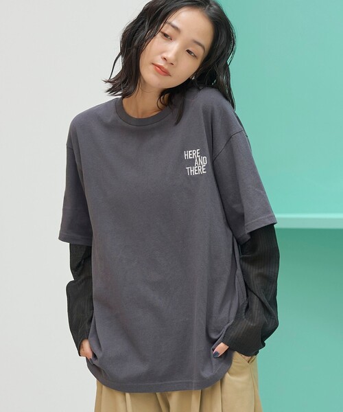 coen(コーエン)の「袖シアードッキング レイヤード風ロゴロンT(Tシャツ/カットソー・レディース・ダークグレー/ブラウン/オフホワイト/ナチュラル・M/L)」の2枚目の写真