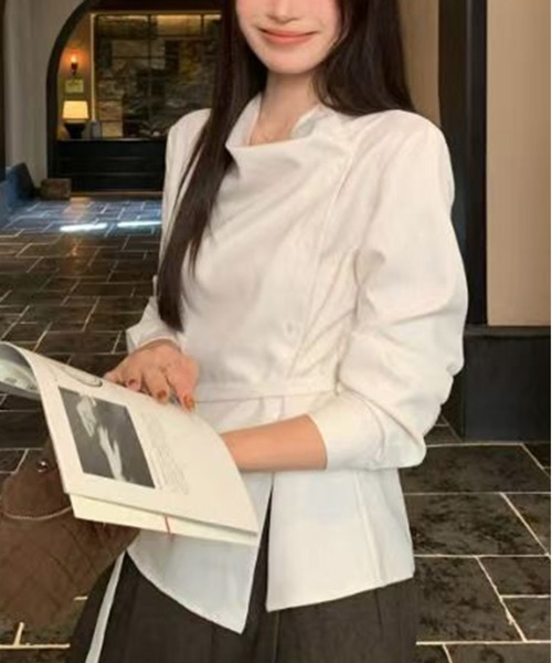 CHUN CHUN NOTES（チュンチュンノーツ）の「斜めボタンリボンベルト付きウエストマークシャツ（シャツ/ブラウス・レディース・ベージュ・M）」の4枚目の写真