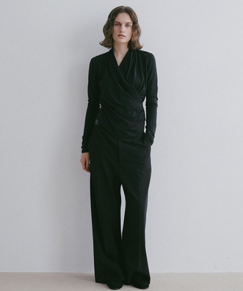 ETRE TOKYO(エトレトウキョウ)の「ドレープカシュクールプルオーバー(Tシャツ/カットソー・レディース・オフホワイト/ブラック・FREE)」の3枚目の写真