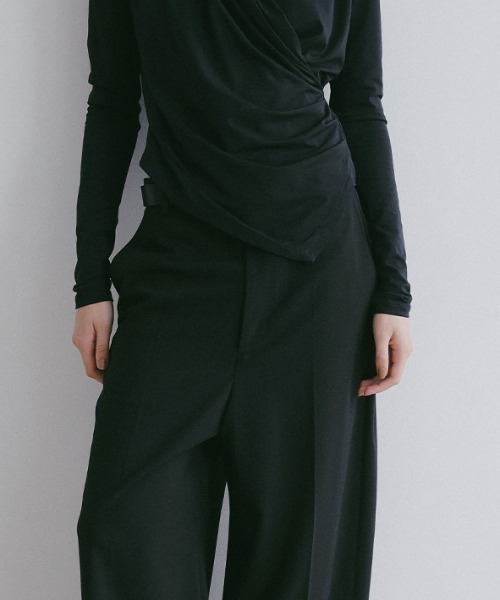 ETRE TOKYO(エトレトウキョウ)の「ドレープカシュクールプルオーバー(Tシャツ/カットソー・レディース・オフホワイト/ブラック・FREE)」の5枚目の写真