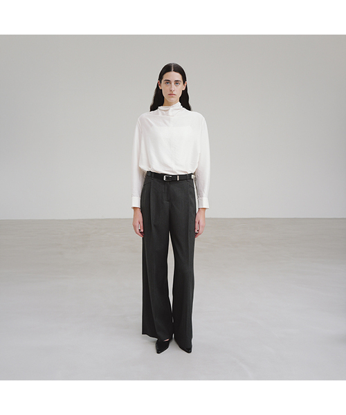 MOHAN(モハン)の「TIF WAIST YOKE WIDE PANTS_2COLORS(スラックス・レディース・チャコール/サンドベージュ・SMALL/MEDIUM/LARGE)」の2枚目の写真