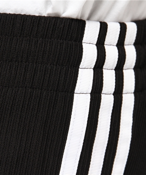 adidas（アディダス）の「オリジナルス パンツ[BLOCK FLARED TRACK PANTS]（その他パンツ・レディース・ブラック・XXX-LARGE/X-SMALL/XX-LARGE/SMALL/LARGE/MEDIUM）」の4枚目の写真