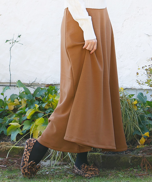 KOBE LETTUCE（コウベレタス）の「[ぬく盛り] あったか裏起毛スウェットボリュームフレアマキシスカート（スカート・レディース・ネイビー/キャメル/ブラック/カーキ/ボルドー/チャコールグレー/ダークオレンジ/ベージュ系その他/ブラウン/パープル/ダークグリーン/パープル系その他/ホワイト系その他/ブルー/パープル系/カーキ系/モカ/ブラウン系・FREE/PM/M）」の16枚目の写真