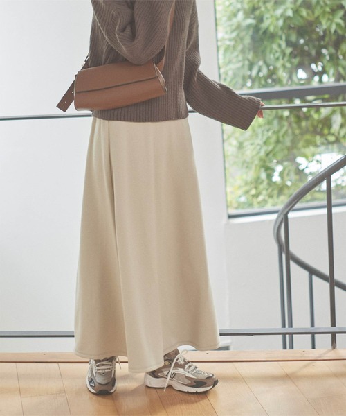 KOBE LETTUCE（コウベレタス）の「[ぬく盛り] あったか裏起毛スウェットボリュームフレアマキシスカート（スカート・レディース・ネイビー/キャメル/ブラック/カーキ/ボルドー/チャコールグレー/ダークオレンジ/ベージュ系その他/ブラウン/パープル/ダークグリーン/パープル系その他/ホワイト系その他/ブルー/パープル系/カーキ系/モカ/ブラウン系・FREE/PM/M）」の2枚目の写真
