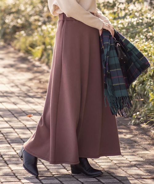 KOBE LETTUCE（コウベレタス）の「[ぬく盛り] あったか裏起毛スウェットボリュームフレアマキシスカート（スカート・レディース・ネイビー/キャメル/ブラック/カーキ/ボルドー/チャコールグレー/ダークオレンジ/ベージュ系その他/ブラウン/パープル/ダークグリーン/パープル系その他/ホワイト系その他/ブルー/パープル系/カーキ系/モカ/ブラウン系・FREE/PM/M）」の4枚目の写真