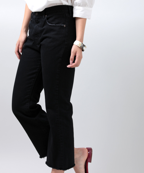 Denime(ドゥニーム)の「ブラッククロップドフレアジーンズ(デニムパンツ・レディース・ブラック・3/2/1)」の1枚目の写真