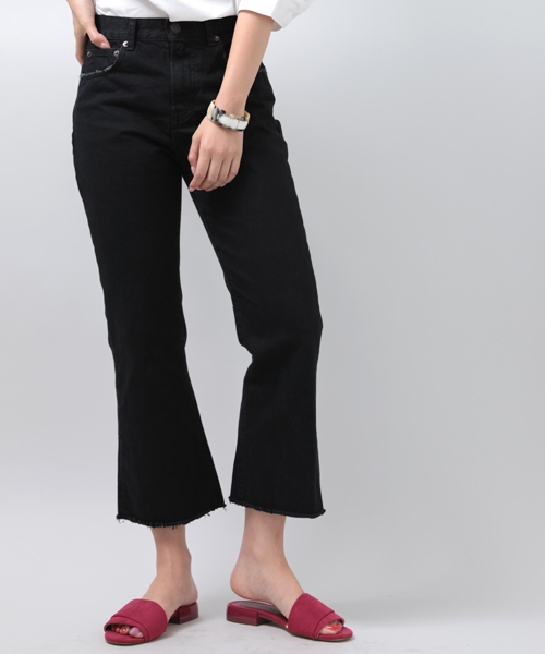 Denime(ドゥニーム)の「ブラッククロップドフレアジーンズ(デニムパンツ・レディース・ブラック・3/2/1)」の16枚目の写真