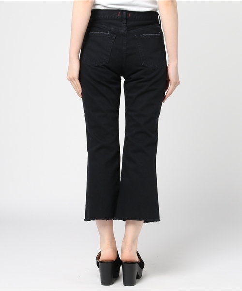 Denime(ドゥニーム)の「ブラッククロップドフレアジーンズ(デニムパンツ・レディース・ブラック・3/2/1)」の4枚目の写真