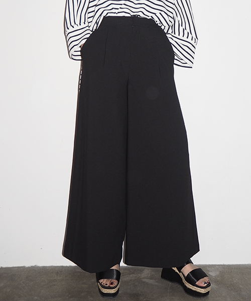 MURUA（ムルーア）の「プレーンワイドパンツ（その他パンツ・レディース・ピンク/クリーム/ブラック・2(M)/1(S)）」の2枚目の写真