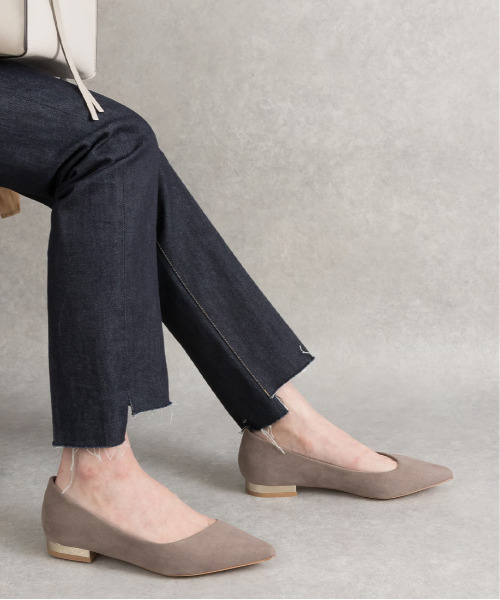 RANDA(ランダ)の「ストレスフリー/ポインテッドトゥローヒールパンプス(パンプス・レディース・ブラック/その他/レッド/ゴールド/グレー/ネイビー/シルバー/ピンク/オレンジ/イエロー/ブラック系その他2/パープル/パイソン/アイボリー/ベージュ/レオパード/カーキ/グリーン/ライトグレー/アニマル/ブラック系その他/ホワイト/ブルー/ブラウン/グレイッシュベージュ/ライトベージュ/クリーム・22/22.5/23.5/25/25.5/23/24/24.5/21/21.5/26)」の7枚目の写真