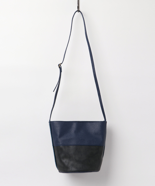AZUL by moussy（アズールバイマウジー）の「配色ショルダーバッグ（ショルダーバッグ・レディース・ブラック系その他/ダークネイビー・FREE）」の2枚目の写真