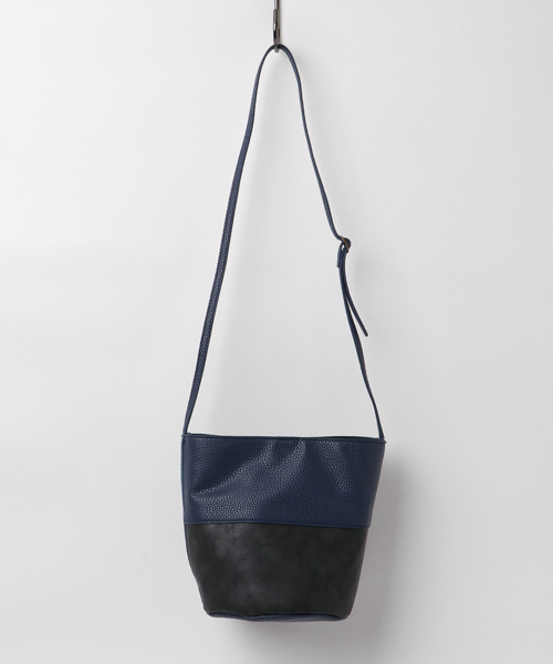 AZUL by moussy（アズールバイマウジー）の「配色ショルダーバッグ（ショルダーバッグ・レディース・ブラック系その他/ダークネイビー・FREE）」の5枚目の写真